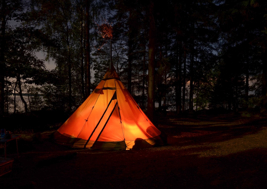 Glamping vs. Camping: Choosing Your Perfect Outdoor Escape Glamping vs. Camping: Choosing Your Perfect Outdoor Escape